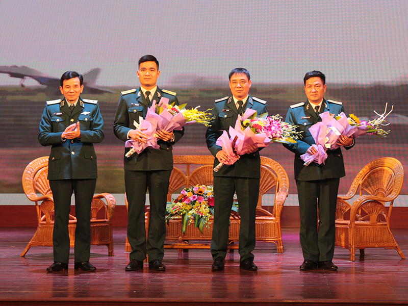 Quân chủng Phòng không - Không quân tổ chức giao lưu “Vang mãi bản hùng ca bầu trời” kỷ niệm 50 năm Chiến thắng “Hà Nội - Điện Biên Phủ trên không”
