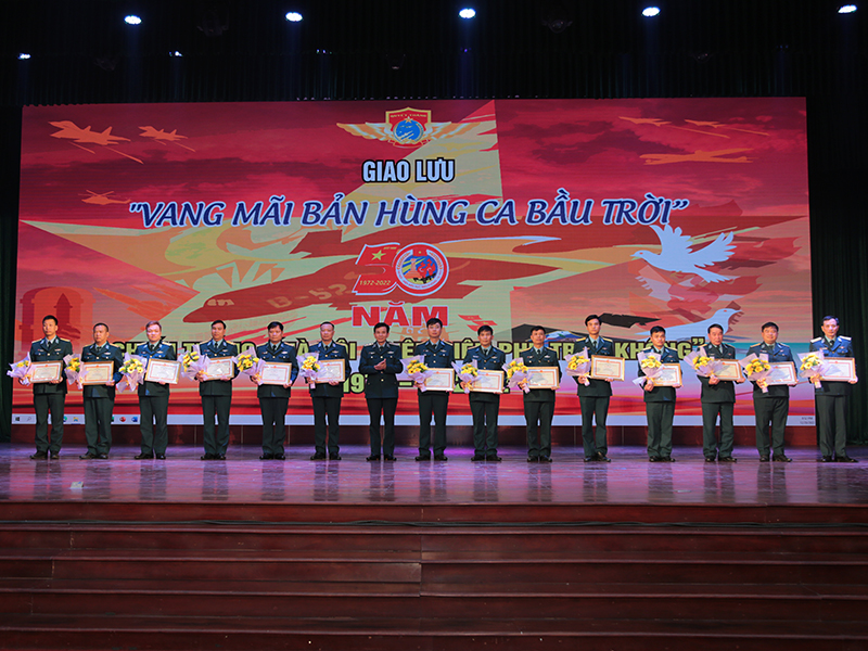 Quân chủng Phòng không - Không quân tổ chức giao lưu “Vang mãi bản hùng ca bầu trời” kỷ niệm 50 năm Chiến thắng “Hà Nội - Điện Biên Phủ trên không”