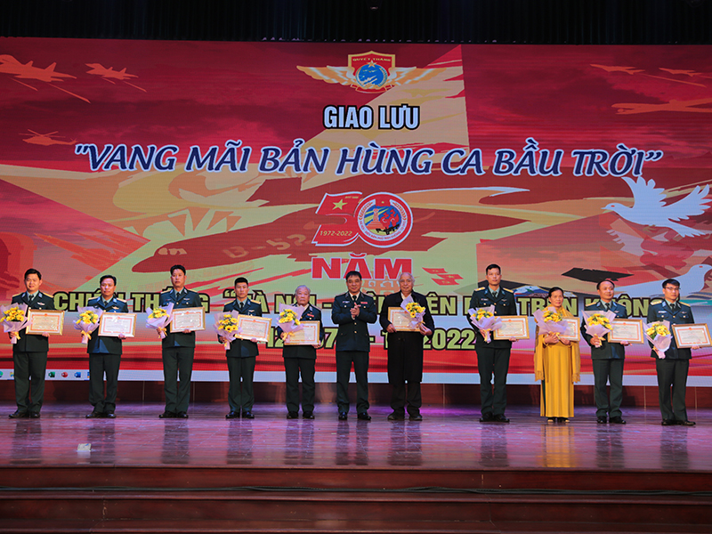 Quân chủng Phòng không - Không quân tổ chức giao lưu “Vang mãi bản hùng ca bầu trời” kỷ niệm 50 năm Chiến thắng “Hà Nội - Điện Biên Phủ trên không”
