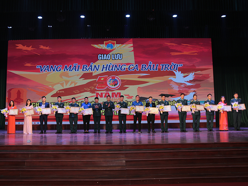 Quân chủng Phòng không - Không quân tổ chức giao lưu “Vang mãi bản hùng ca bầu trời” kỷ niệm 50 năm Chiến thắng “Hà Nội - Điện Biên Phủ trên không”