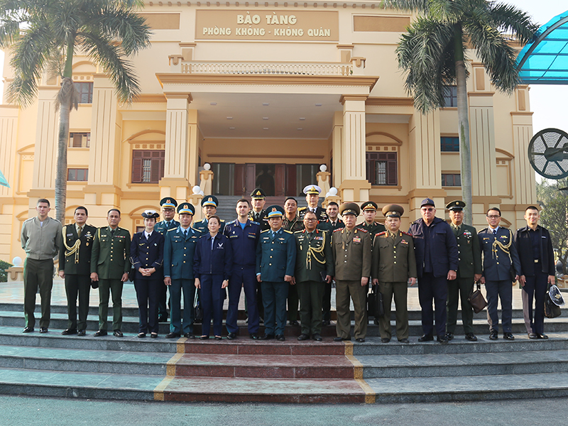 Đoàn Tùy viên Quốc phòng các nước tại Việt Nam tham quan, giao lưu tại Quân chủng Phòng không-Không quân