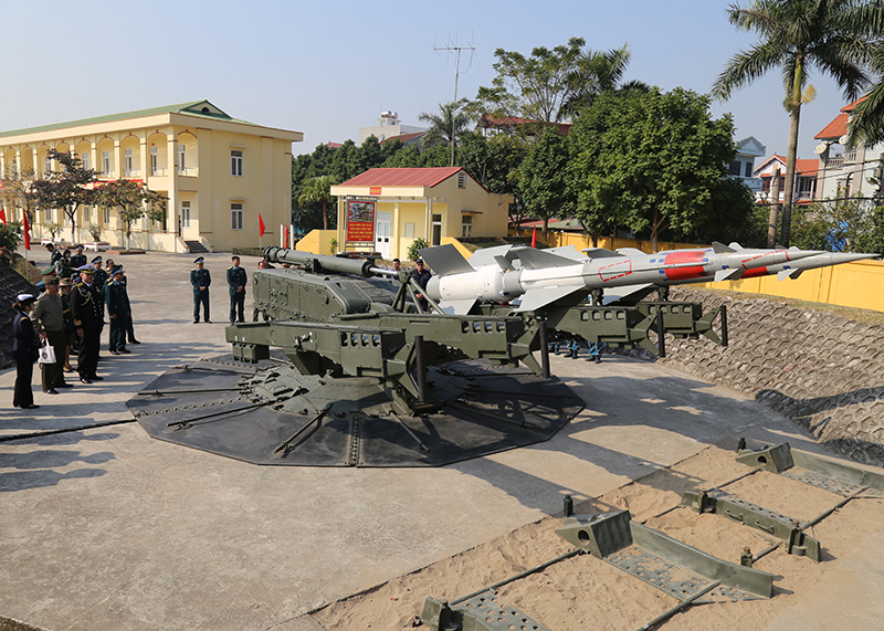 Đoàn Tùy viên Quốc phòng các nước tại Việt Nam tham quan, giao lưu tại Quân chủng Phòng không-Không quân