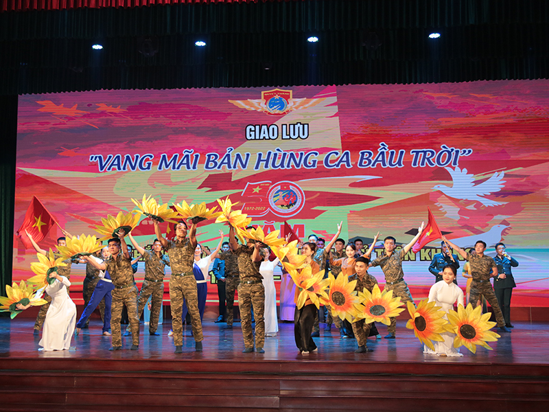 Quân chủng Phòng không - Không quân tổ chức giao lưu “Vang mãi bản hùng ca bầu trời” kỷ niệm 50 năm Chiến thắng “Hà Nội - Điện Biên Phủ trên không”