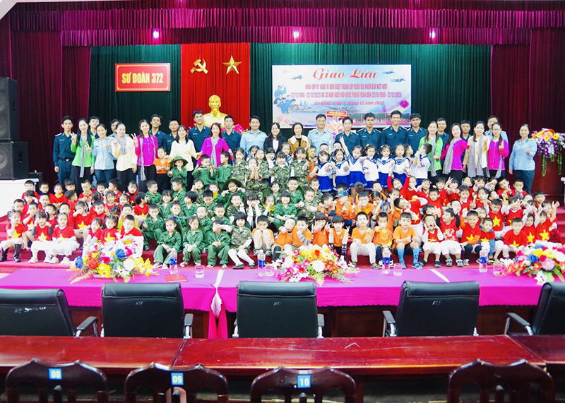 Sư đoàn 372 phối hợp với các trường trên địa bàn TP Đà Nẵng tổ chức các hoạt động tham quan và giao lưu