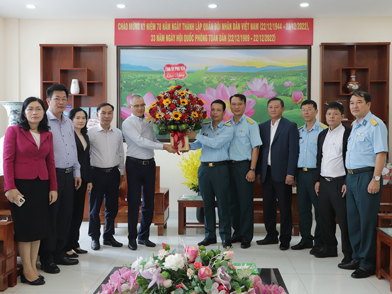 Đồng chí Phạm Đại Dương - Ủy viên Trung ương Đảng, Bí thư Tỉnh ủy Phú Yên thăm Trung đoàn 915