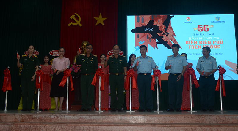Triển lãm “Bản hùng ca Điện Biên Phủ trên không”