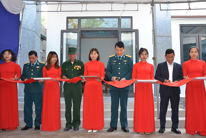 Cục Kỹ thuật Quân chủng Phòng không-Không quân khánh thành và bàn giao nhà tình nghĩa tặng gia đình ông Trần Quang Trung