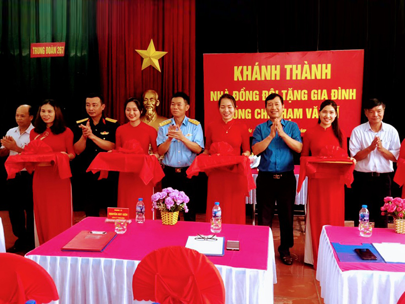 Những ngôi nhà ấm tình đồng chí