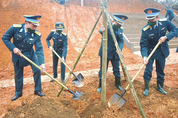 Các đơn vị trong Quân chủng Phòng không - Không quân phát động “Tết trồng cây đời đời nhớ ơn Bác Hồ” năm 2022