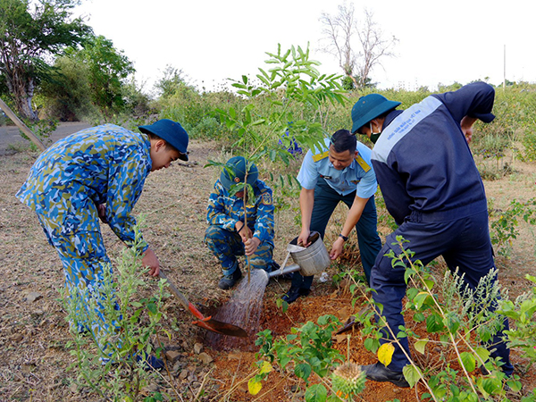 Các đơn vị trong Quân chủng Phòng không - Không quân phát động “Tết trồng cây đời đời nhớ ơn Bác Hồ” năm 2022