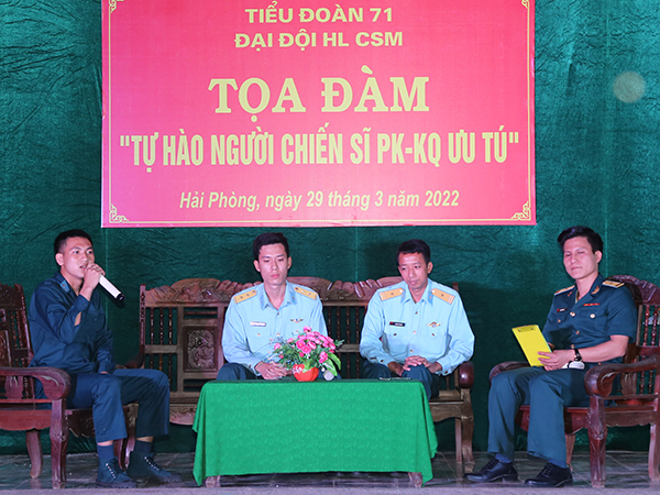Chi đoàn Đại đội huấn luyện chiến sĩ mới Tiểu đoàn 71 tổ chức Tọa đàm “Tự hào người chiến sĩ Phòng không - Không quân ưu tú”