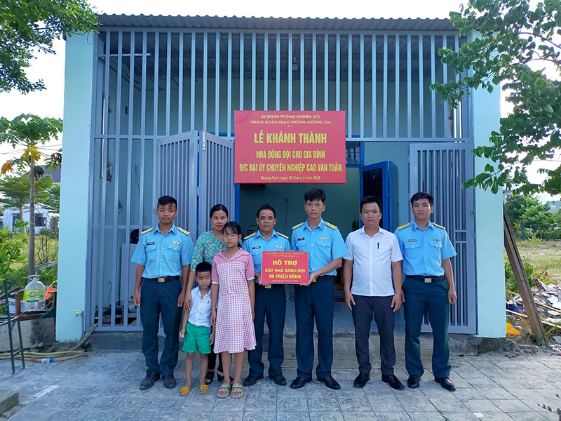 Trung đoàn 224 trao tiền hỗ trợ xây dựng “Nhà đồng đội” cho quân nhân có hoàn cảnh khó khăn