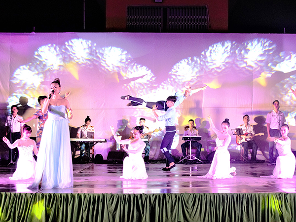 “Cháy hết mình” với quân, dân miền Trung