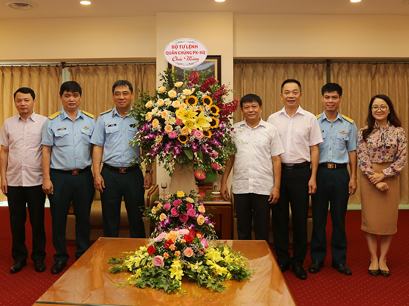 Quân chủng Phòng không - Không quân chúc mừng các cơ quan thông tấn, báo chí nhân kỷ niệm 97 năm Ngày Báo chí cách mạng Việt Nam 21-6