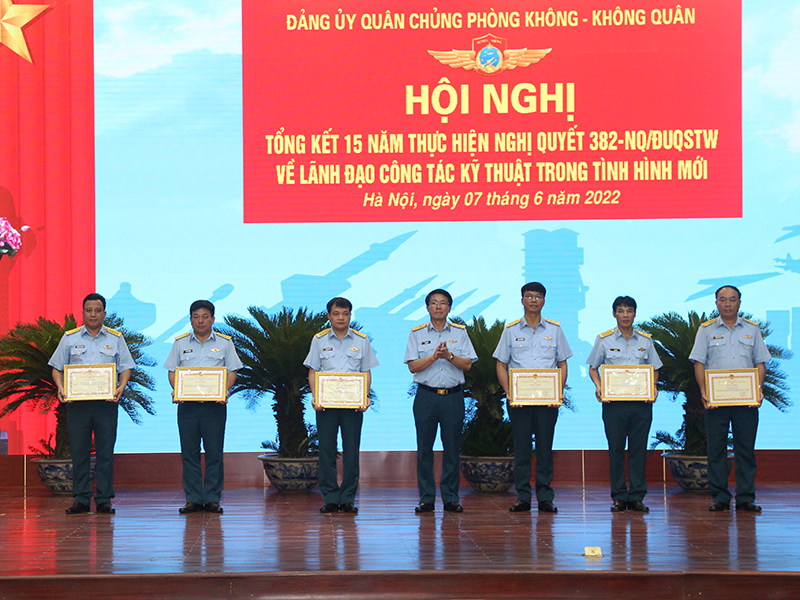 Đảng ủy Quân chủng Phòng không-Không quân tổng kết 15 năm thực hiện Nghị quyết 382-NQ/ĐUQSTW