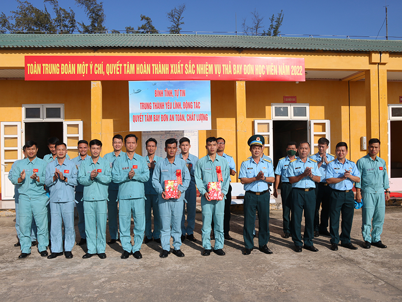 Trung đoàn Không quân 920 tổ chức ban bay tốt nghiệp đào tạo phi công trên máy bay IaK-52