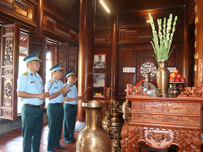 Phụ nữ khối cơ quan Quân chủng PK-KQ tổ chức các hoạt động tri ân nhân dịp kỷ niệm 75 năm Ngày Thương binh, liệt sĩ