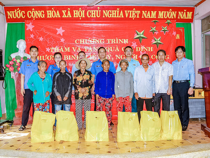Sư đoàn 377 thăm hỏi, tặng quà các gia đình chính sách trên địa bàn tỉnh Khánh Hòa