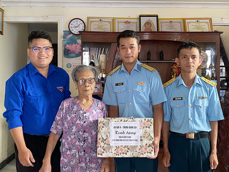 Trung đoàn 224 tổ chức nhiều hoạt động kỷ niệm Ngày Thương binh, liệt sĩ