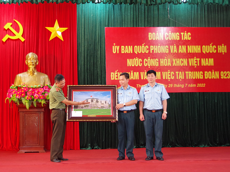 Ủy ban Quốc phòng và An ninh Quốc hội thăm và làm việc tại Trung đoàn Không quân 923