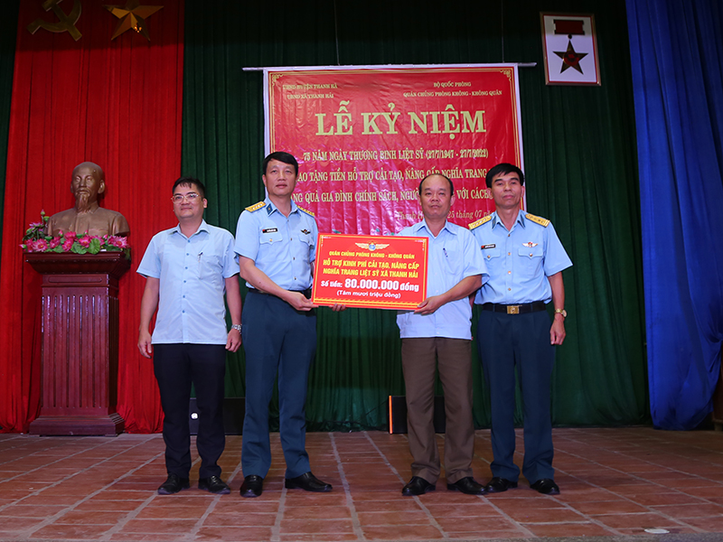Quân chủng Phòng không - Không quân trao tiền hỗ trợ tu sửa nghĩa trang liệt sĩ và tặng quà các đối tượng chính sách tại xã Thanh Hải