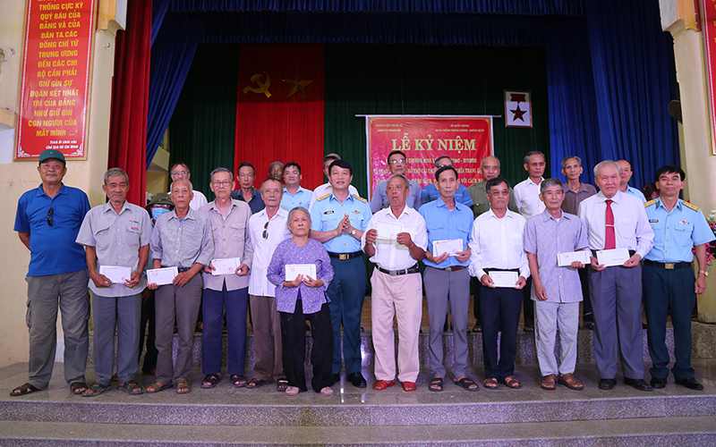 Quân chủng Phòng không - Không quân trao tiền hỗ trợ tu sửa nghĩa trang liệt sĩ và tặng quà các đối tượng chính sách tại xã Thanh Hải
