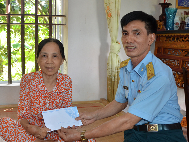 Quân chủng Phòng không - Không quân bàn giao nhà “Đại đoàn kết” và trao sổ tiết kiệm cho đối tượng chính sách tỉnh Hải Dương