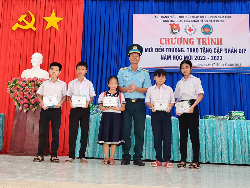 Tiểu đoàn 114 tham gia chương trình “Vở mới đến trường, trao tặng cặp nhân dịp năm học mới 2022-2023