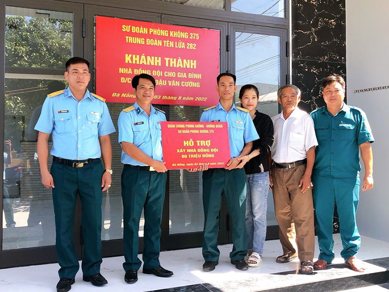 Trung đoàn 282 khánh thành và bàn giao “Nhà đồng đội” tặng gia đình Đại úy Đậu Văn Cường