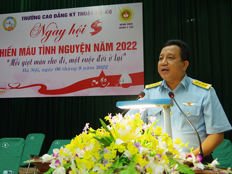 Gần 400 cán bộ, đoàn viên thanh niên Trường Cao đẳng Kỹ thuật PK-KQ tham gia hiến máu tình nguyện năm 2022