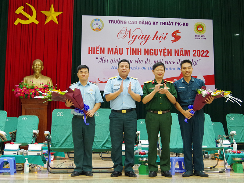 Gần 400 cán bộ, đoàn viên thanh niên Trường Cao đẳng Kỹ thuật PK-KQ tham gia hiến máu tình nguyện năm 2022