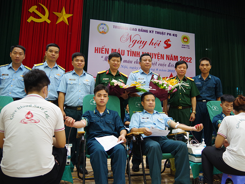 Gần 400 cán bộ, đoàn viên thanh niên Trường Cao đẳng Kỹ thuật PK-KQ tham gia hiến máu tình nguyện năm 2022