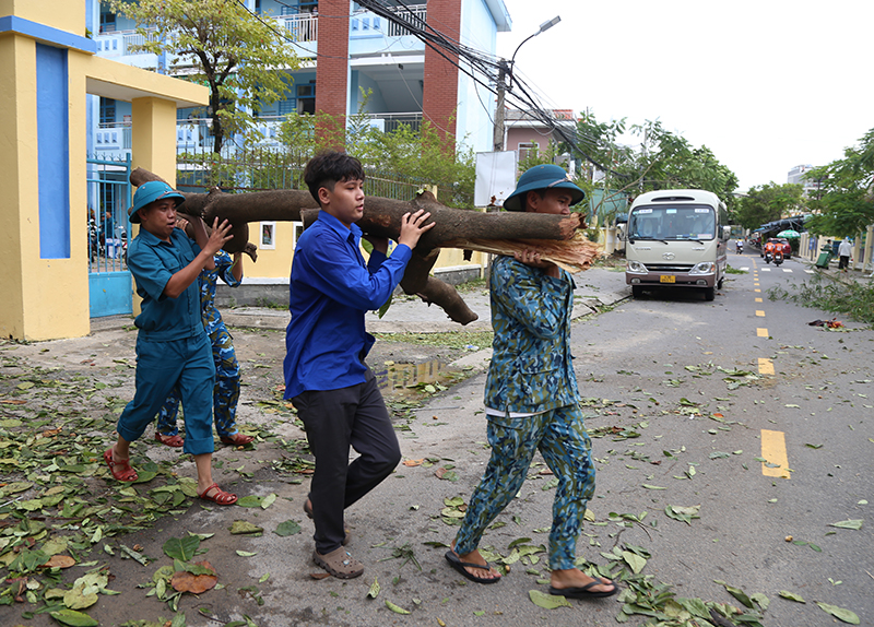 Hàng trăm cán bộ, chiến sĩ của Quân chủng PK-KQ giúp nhân dân Đà Nẵng khắc phục hậu quả bão số 4