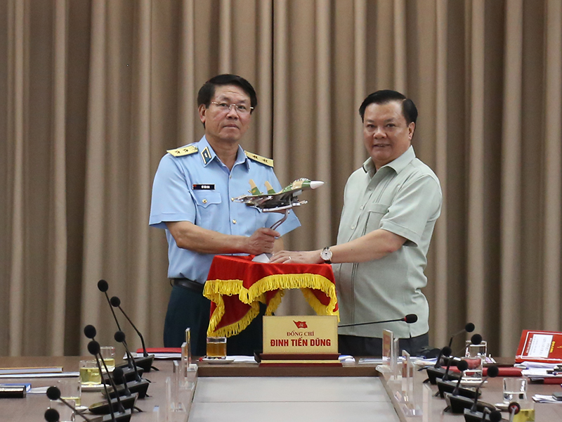 Thường trực Thành ủy Hà Nội làm việc với Quân chủng Phòng không - Không quân