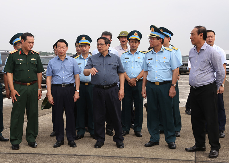 Thủ tướng Chính phủ Phạm Minh Chính thăm và làm việc tại Trung đoàn 921