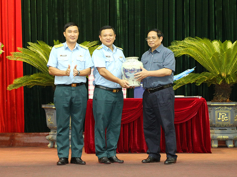 Thủ tướng Chính phủ Phạm Minh Chính thăm và làm việc tại Trung đoàn 921