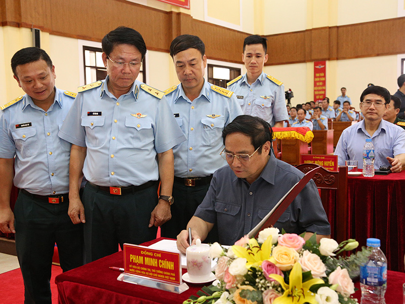 Thủ tướng Chính phủ Phạm Minh Chính thăm và làm việc tại Trung đoàn 921
