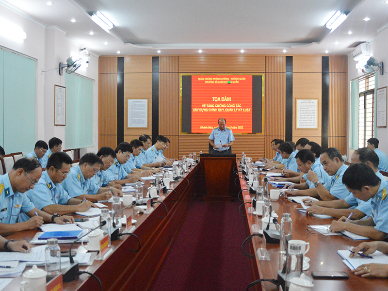 Trường Sĩ quan Không quân tổ chức Tọa đàm về tăng cường công tác xây dựng chính quy, quản lý kỷ luật