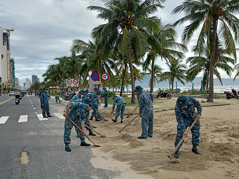 Ấm tình quân dân Đà Nẵng sau bão Noru