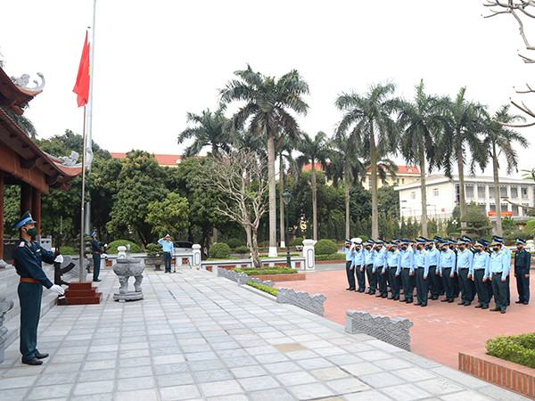 Dâng hương tưởng niệm Chủ tịch Hồ Chí Minh và các anh hùng, liệt sĩ Phòng không - Không quân nhân dịp Giỗ Tổ Hùng Vương