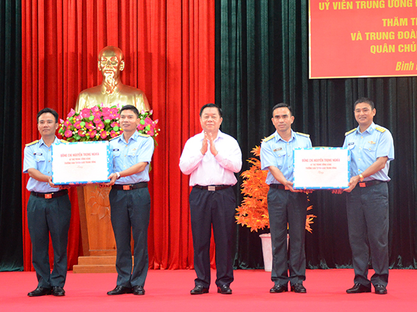 Trưởng Ban Tuyên giáo Trung ương Nguyễn Trọng Nghĩa thăm Trung đoàn 925 và Trung đoàn 940