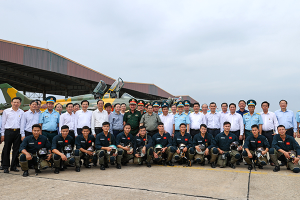 Thủ tướng Chính phủ Phạm Minh Chính thăm Trung đoàn Không quân 937