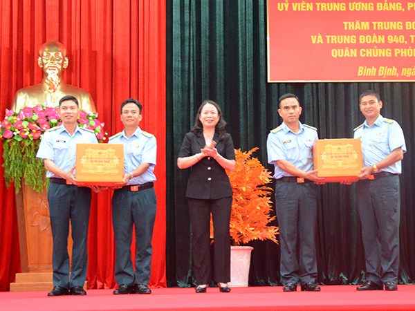 Trưởng Ban Tuyên giáo Trung ương Nguyễn Trọng Nghĩa thăm Trung đoàn 925 và Trung đoàn 940