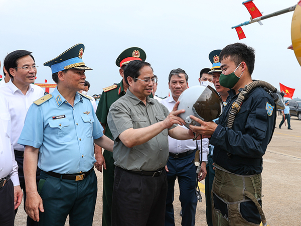 Thủ tướng Chính phủ Phạm Minh Chính thăm Trung đoàn Không quân 937