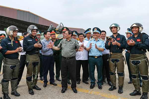 Thủ tướng Chính phủ Phạm Minh Chính thăm Trung đoàn Không quân 937