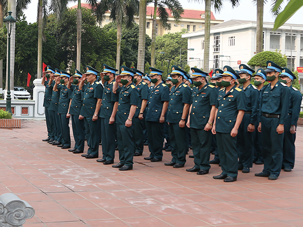 Dâng hương Chủ tịch Hồ Chí Minh và các anh hùng, liệt sĩ Phòng không - Không quân nhân kỷ niệm 47 năm Ngày Giải phóng miền Nam 30-4