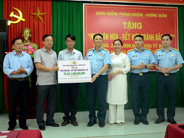 Quân chủng Phòng không - Không quân trao “Nhà văn hóa - Kết hợp tránh bão, lụt”, “Nhà văn hóa” và “Nhà đại đoàn kết” tặng chính quyền và nhân dân các địa phương tỉnh Thừa Thiên Huế