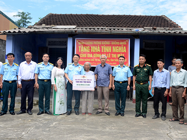 Quân chủng Phòng không - Không quân trao “Nhà văn hóa - Kết hợp tránh bão, lụt”, “Nhà văn hóa” và “Nhà đại đoàn kết” tặng chính quyền và nhân dân các địa phương tỉnh Thừa Thiên Huế