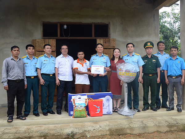 Quân chủng Phòng không - Không quân trao “Nhà văn hóa - Kết hợp tránh bão, lụt”, “Nhà tình nghĩa” và “Nhà đại đoàn kết” tặng chính quyền và nhân dân các địa phương tỉnh Thừa Thiên Huế