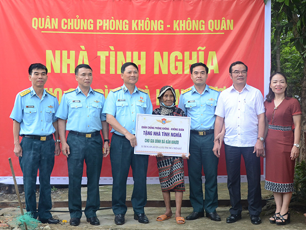 Quân chủng Phòng không - Không quân trao “Nhà văn hóa - Kết hợp tránh bão, lụt”, “Nhà tình nghĩa” và “Nhà đại đoàn kết” tặng chính quyền và nhân dân các địa phương tỉnh Thừa Thiên Huế